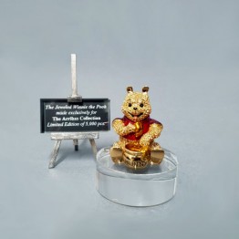 Winnie the Pooh L.E. - with Title plaque and Display